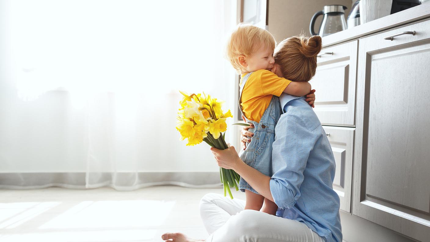 piccola felicità, bambino regalare fiori, mamma, festa della mamma, figlio