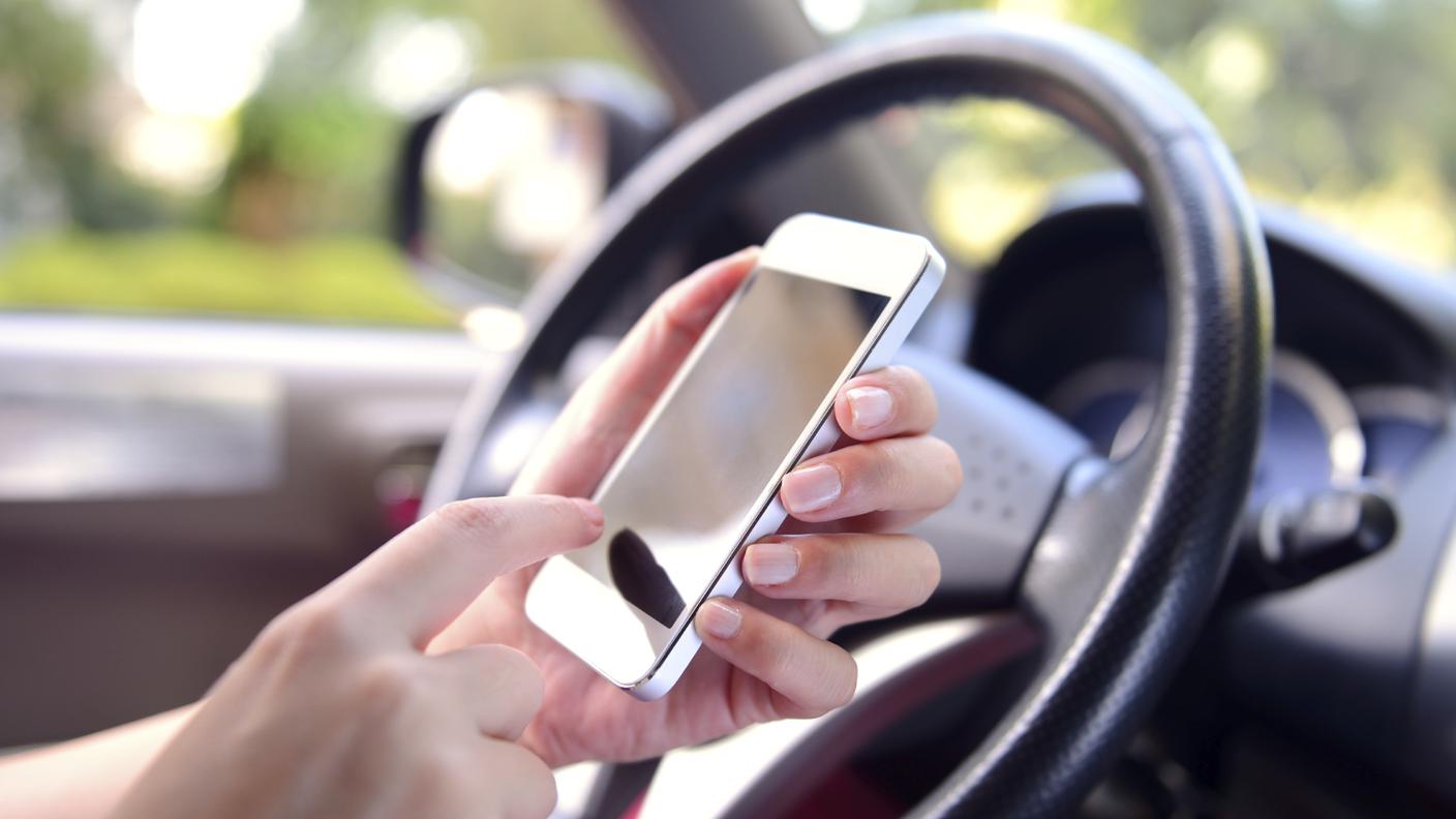 Automobile, Connessione, Smart phone, Internet, Veicolo terrestre, Telefono cellulare, Donne