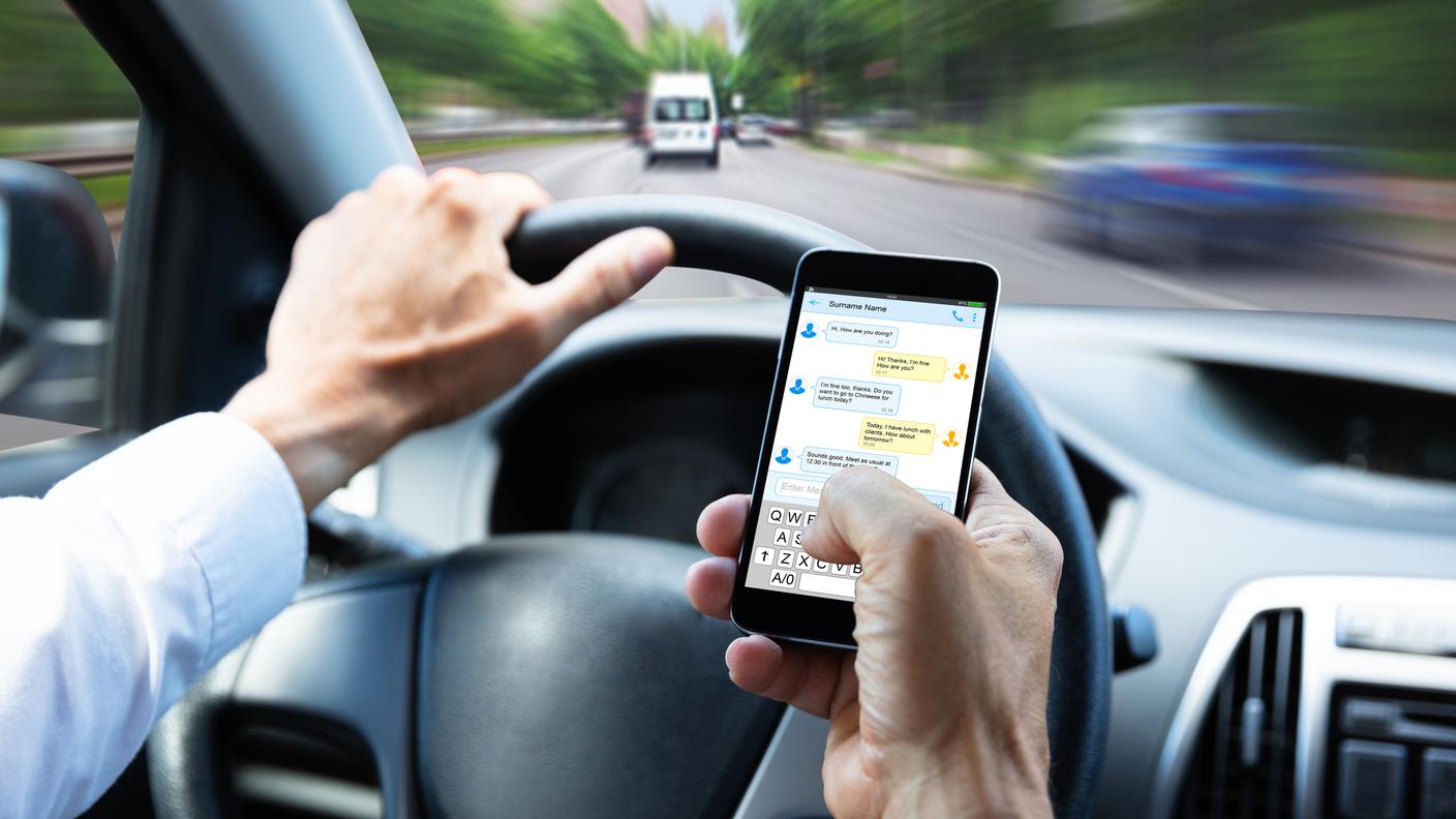 Telefono al volante, messaggi, guidare