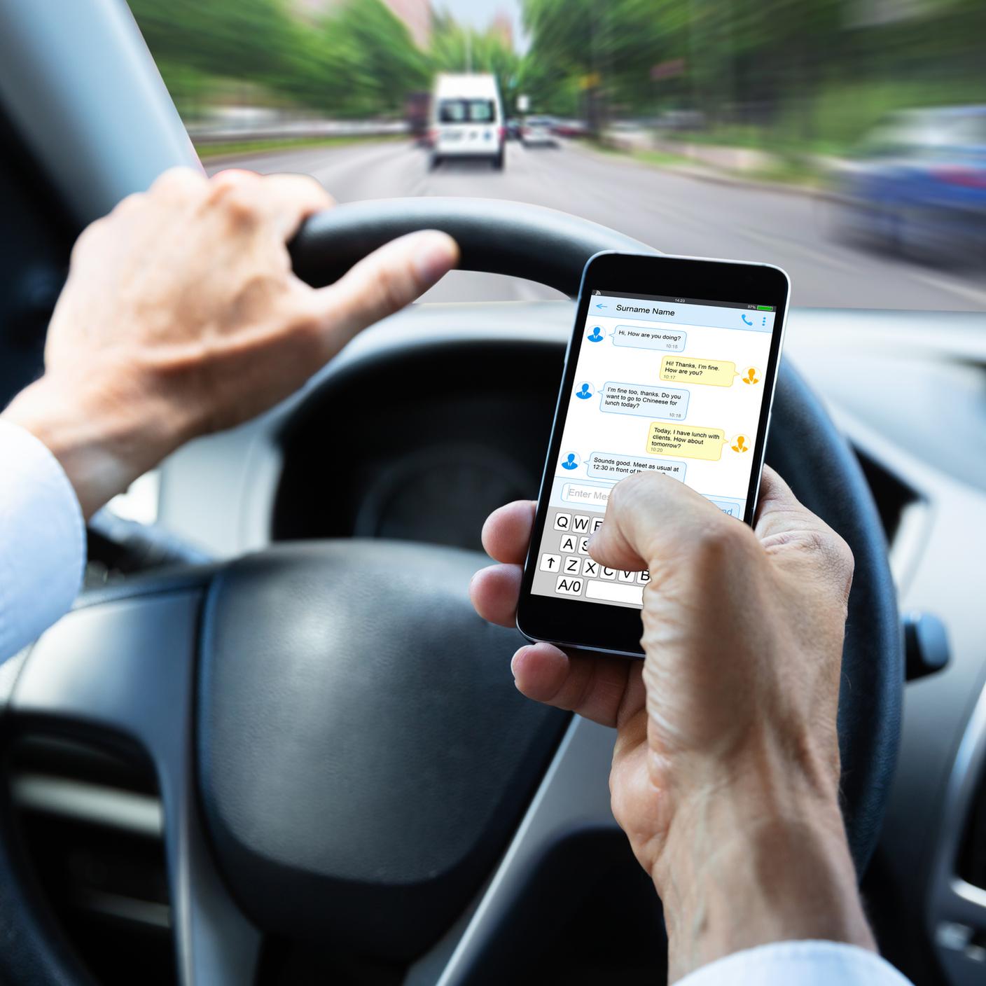 Telefono al volante, messaggi, guidare
