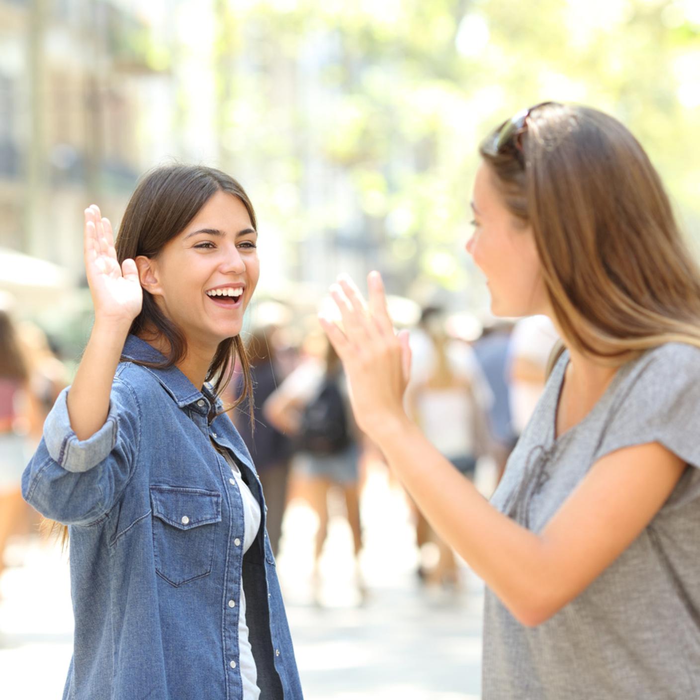 saluto tra amiche, forma di cortesia