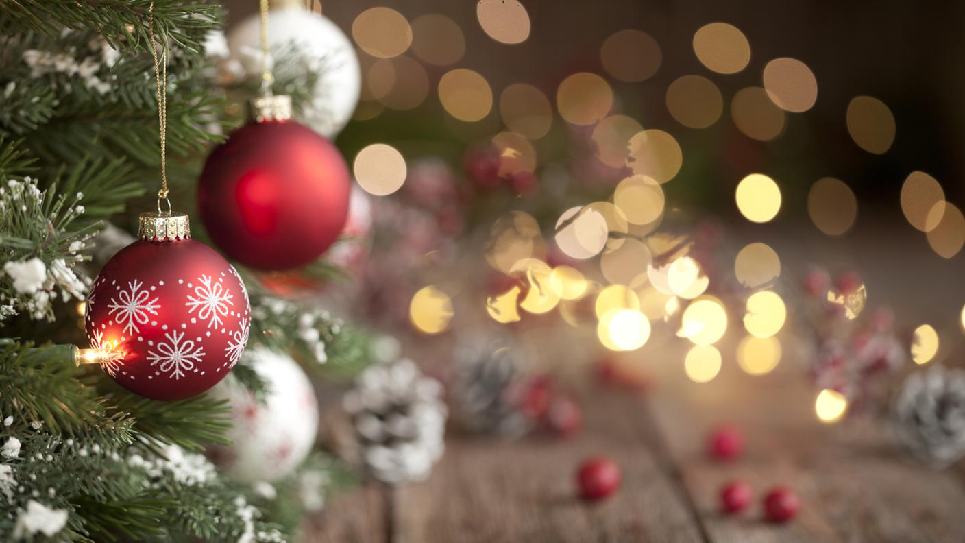 Albero di Natale, ornamenti e sfondo luci sfocate 