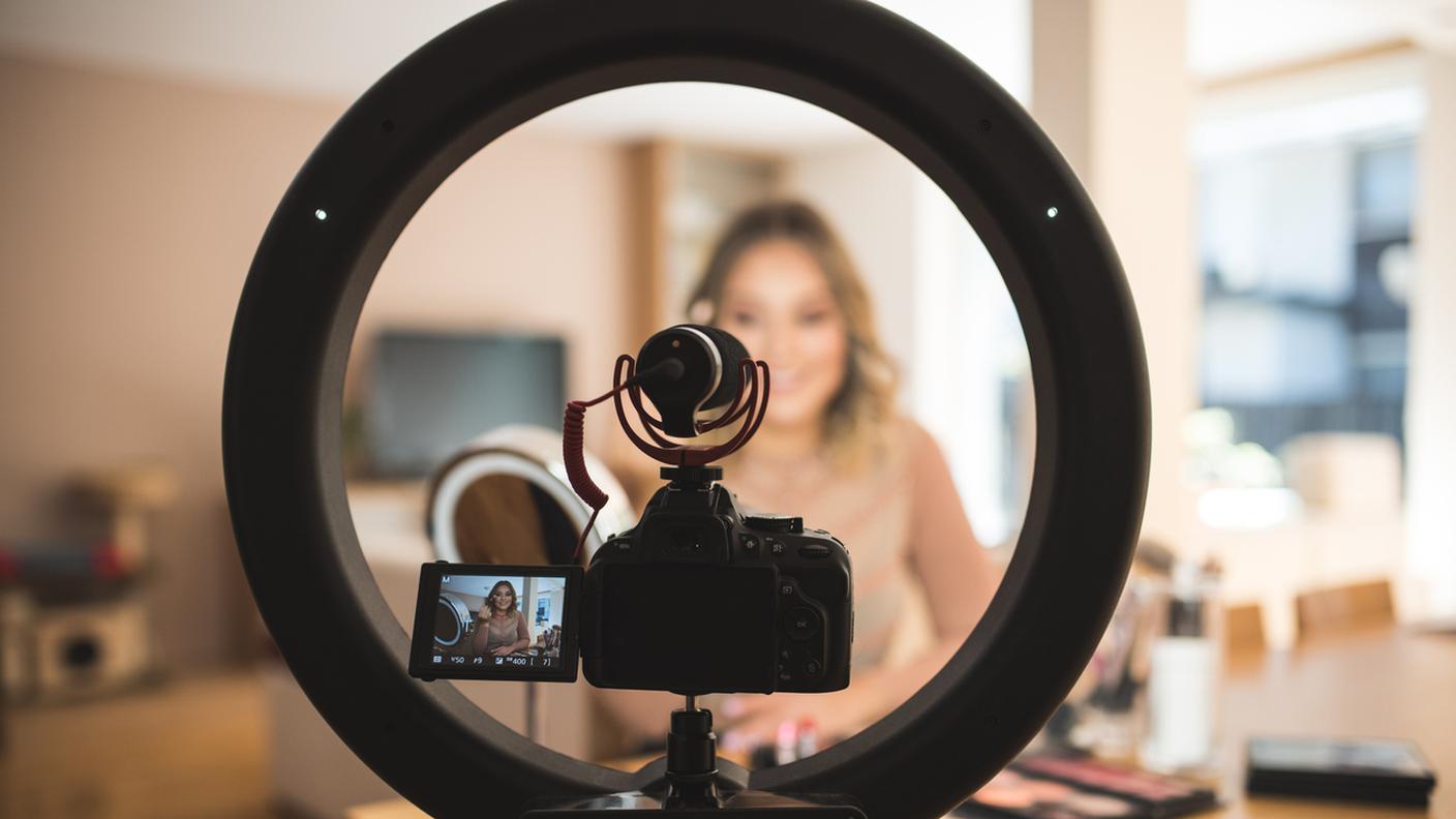 influencer, blogger che si trucca