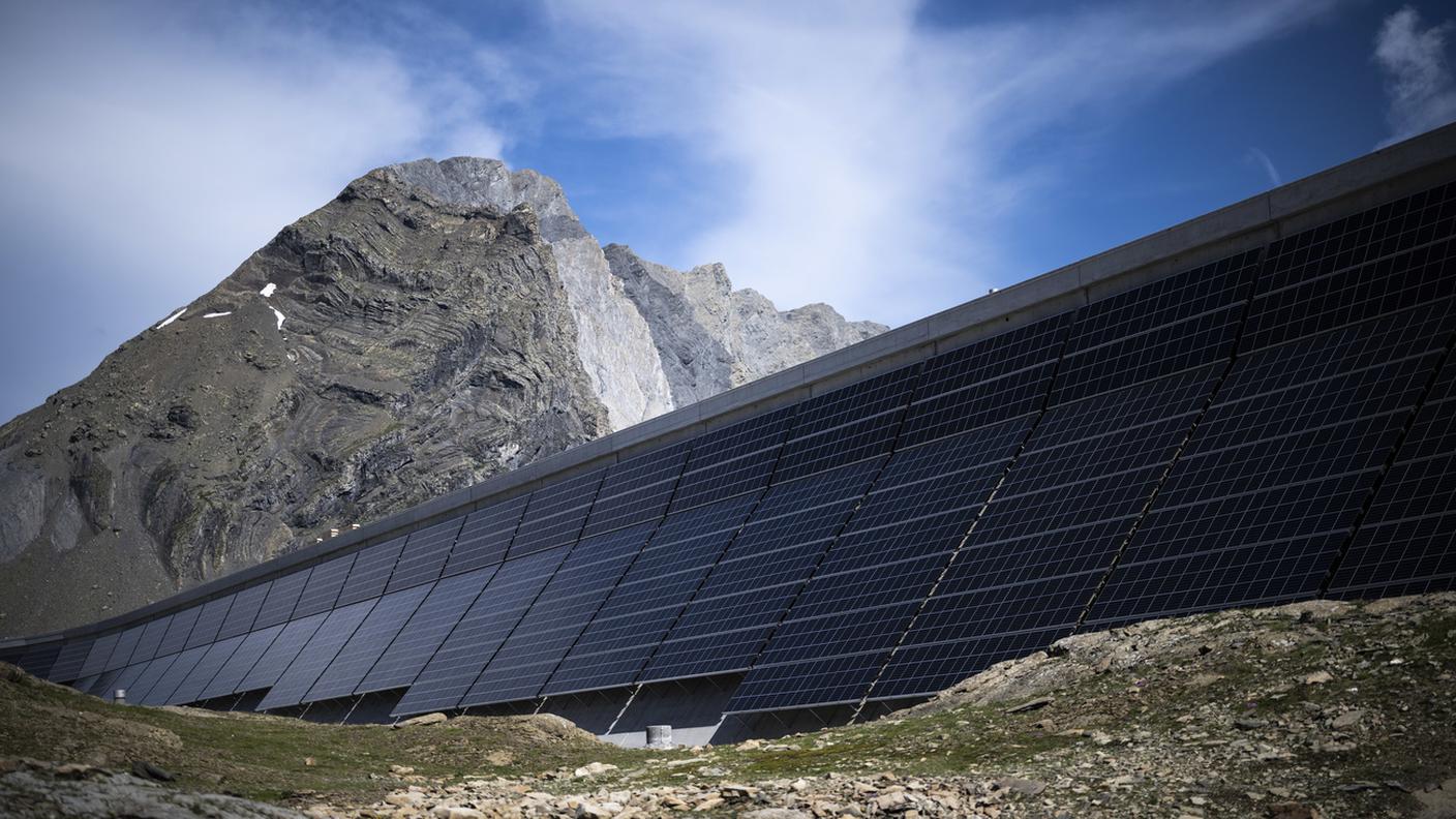 L'impianto solare di Axpo presso la diga del Muttsee con quasi 5'000 moduli solari - Quello di Surses ne avrebbe avuti 90'000
