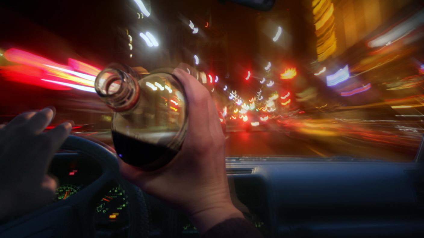 alcool al volante, guidare, bere, visione distorta, effetto alcool