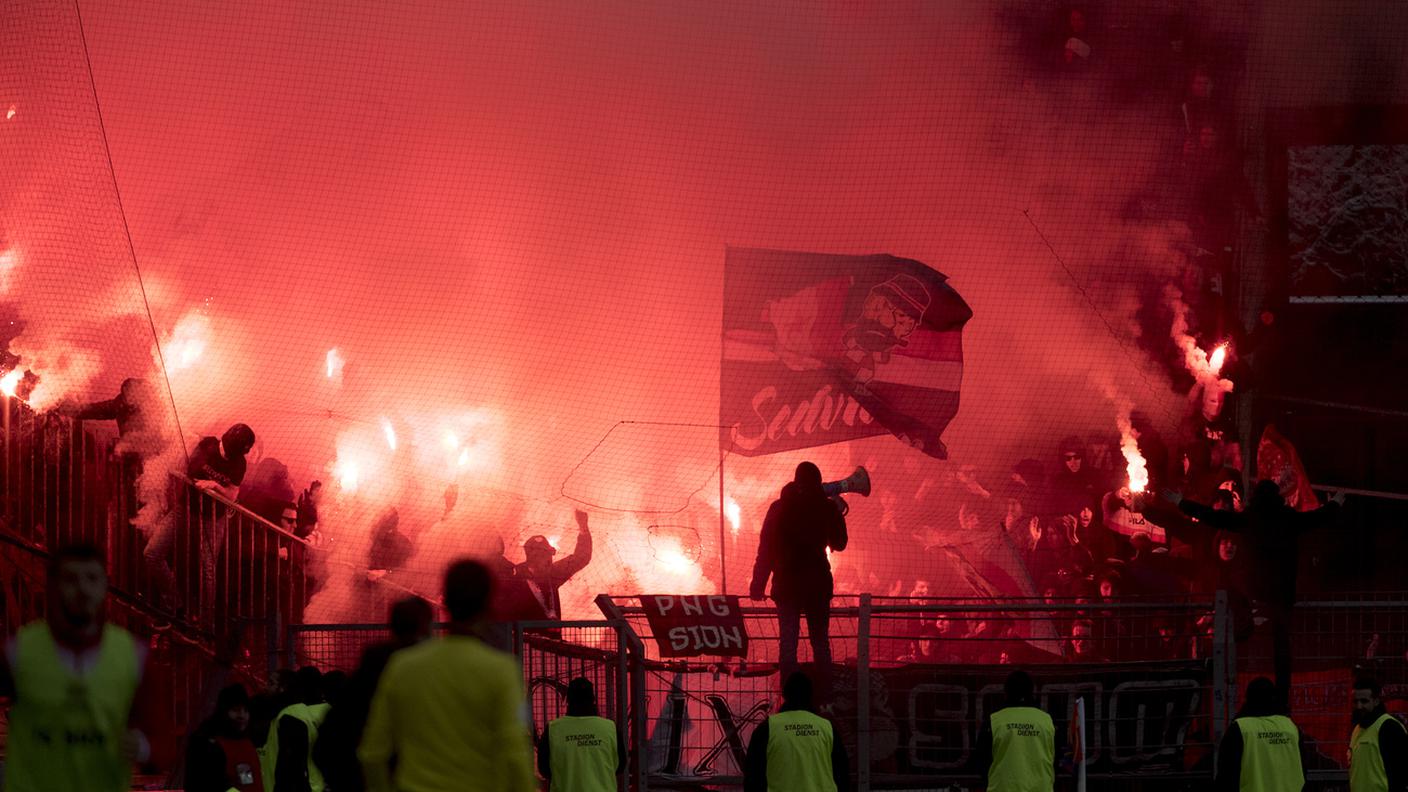 Holigans FC Sion allo Stadion St. Jakob-Park in Basel