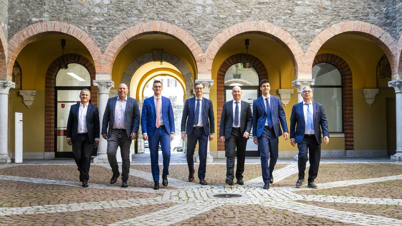 Il nuovo municipio di Bellinzona: da sinistra Mauro Minotti, Henrik Bang, Fabio Käppeli, Renato Bison, Mario Branda, Mattia Lepori, Vito Lo Russo