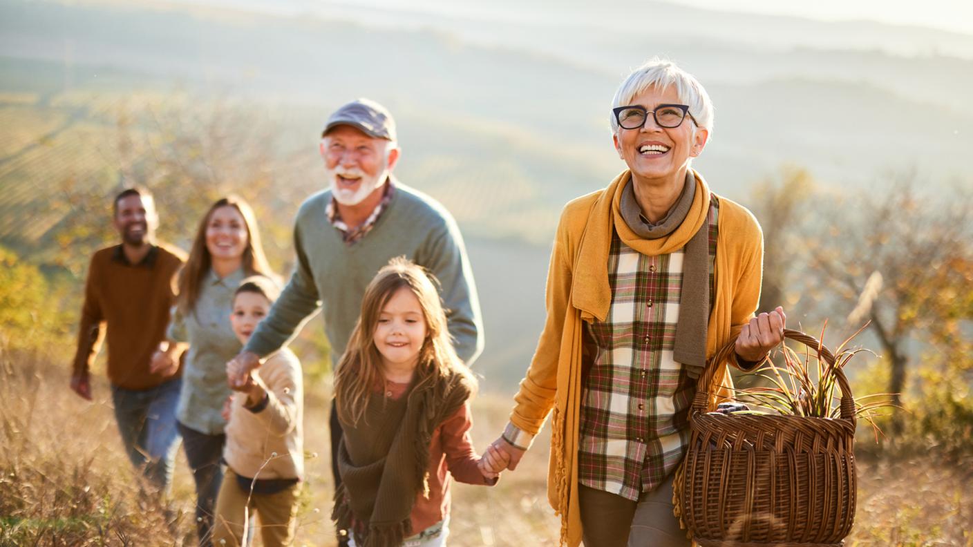 nonni, famiglia, gita, nipoti, figli, passeggiata, montagna