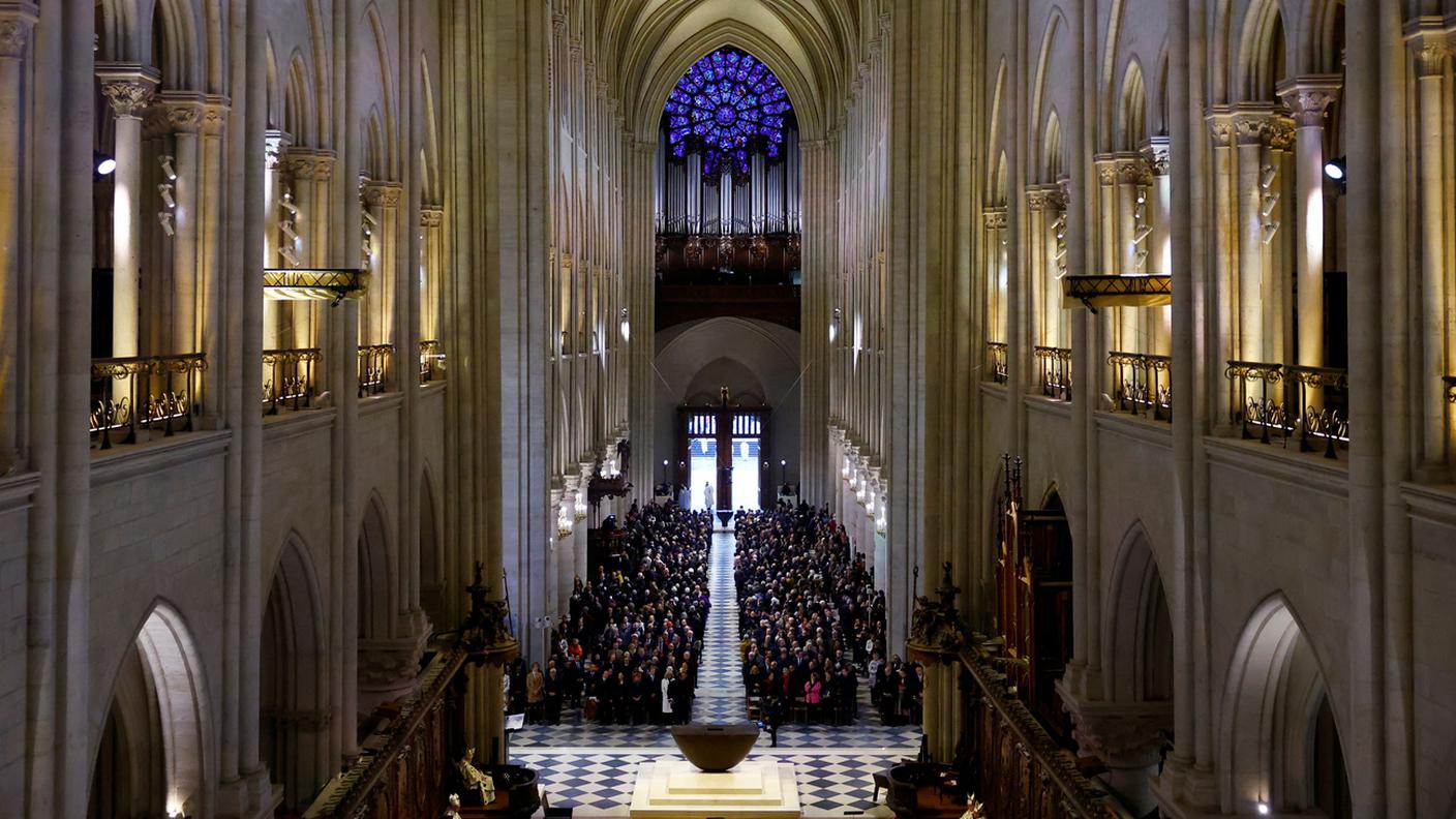 La navata di Notre-Dame durante la messa inaugurale