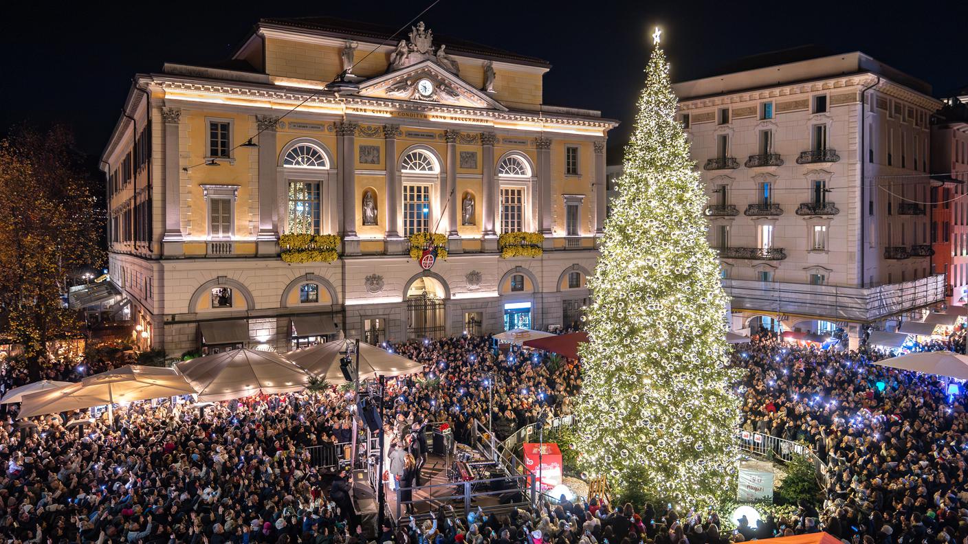 Lugano: Natale in Piazza, accensione albero di Natale. Nella foto un momento durante l'accensione dell'albero di Natale in Piazza Riforma a Lugano.