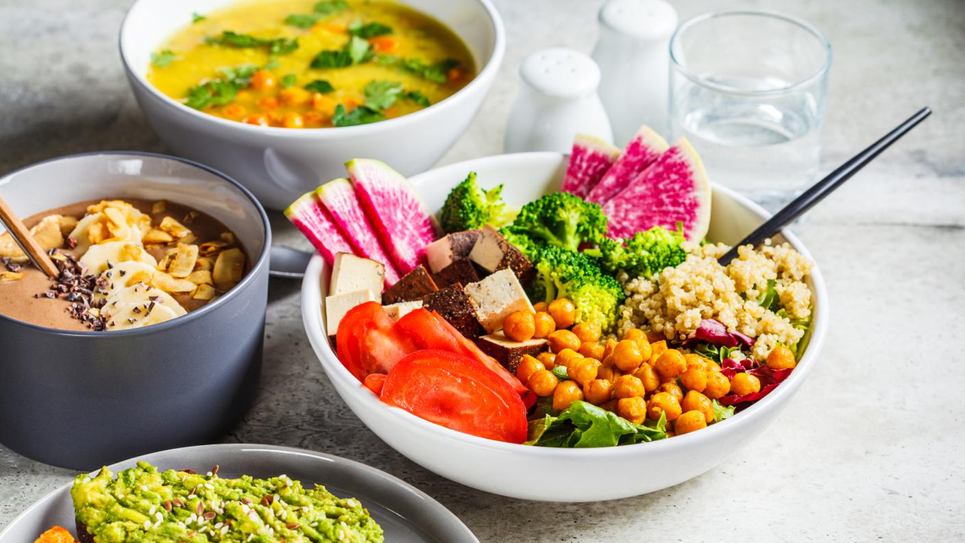 cibo, piatto vegan, verdure, orzo, tofu, quinoa