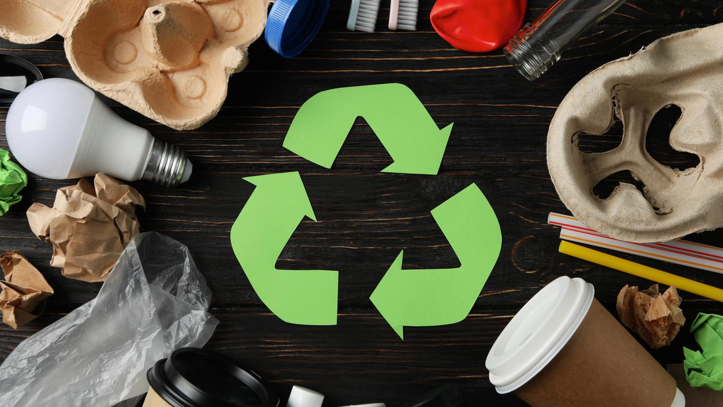 riciclare, carta, abiti, plastica, lampadine, vetro