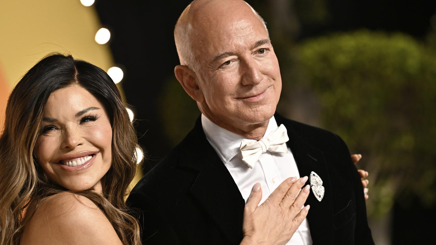 Jeff Bezos con la moglie Lauren Sanchez