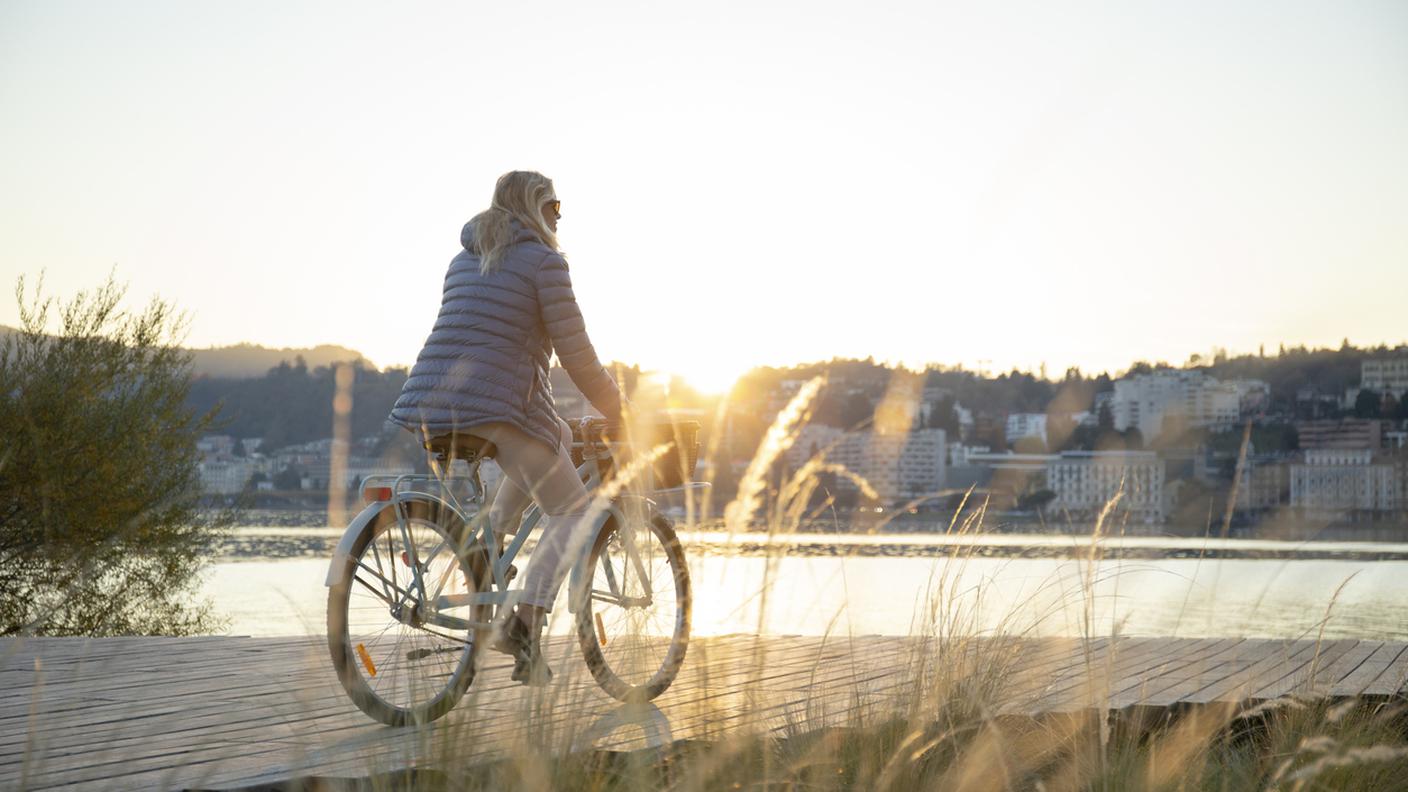 Pedalare in bicicletta, tramonto