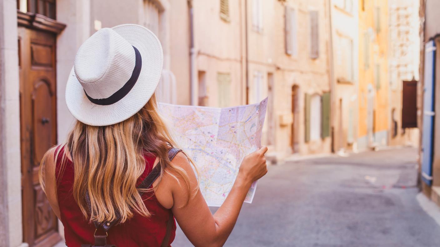 turismo turista donna cartina
