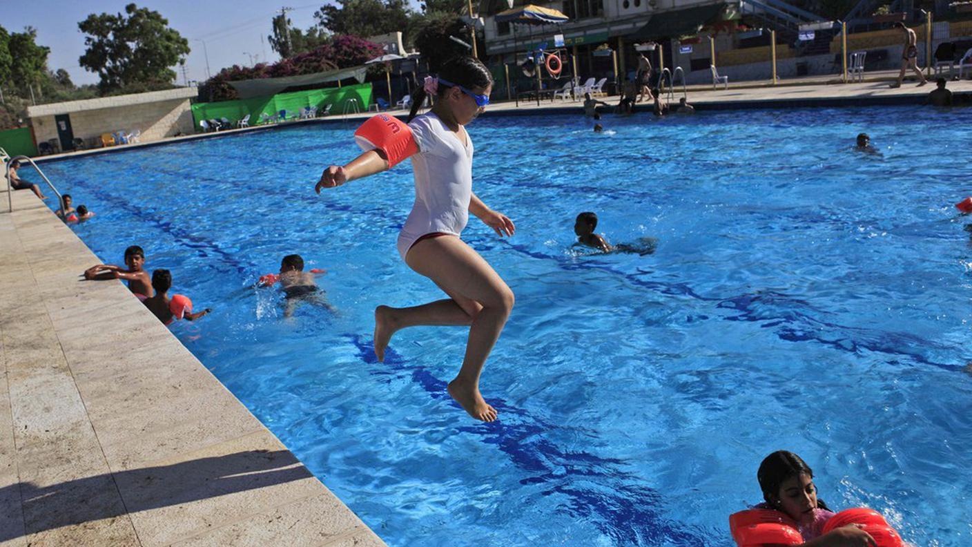 bambini piscina ky.JPG