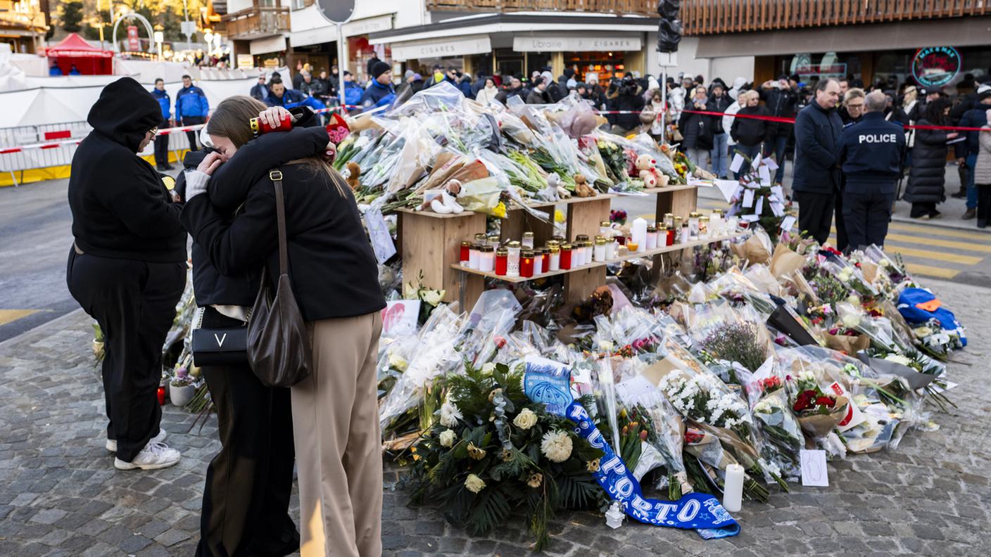 Fiori deposti vicino al luogo dell'incendio al bar "Le Constellation", a Crans-Montana