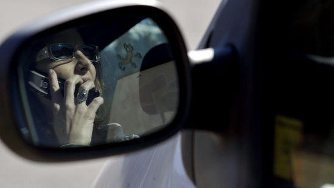 In troppi distratti alla guida dal cellulare