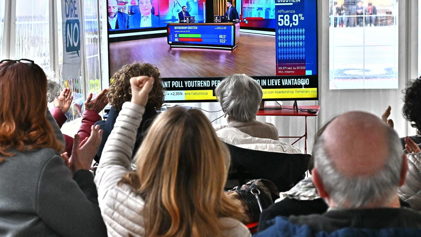 Il comitato del No al Referendum riunito ai Giardini Emanuele Luzzati ha atteso i primi instant poll di Skytg24