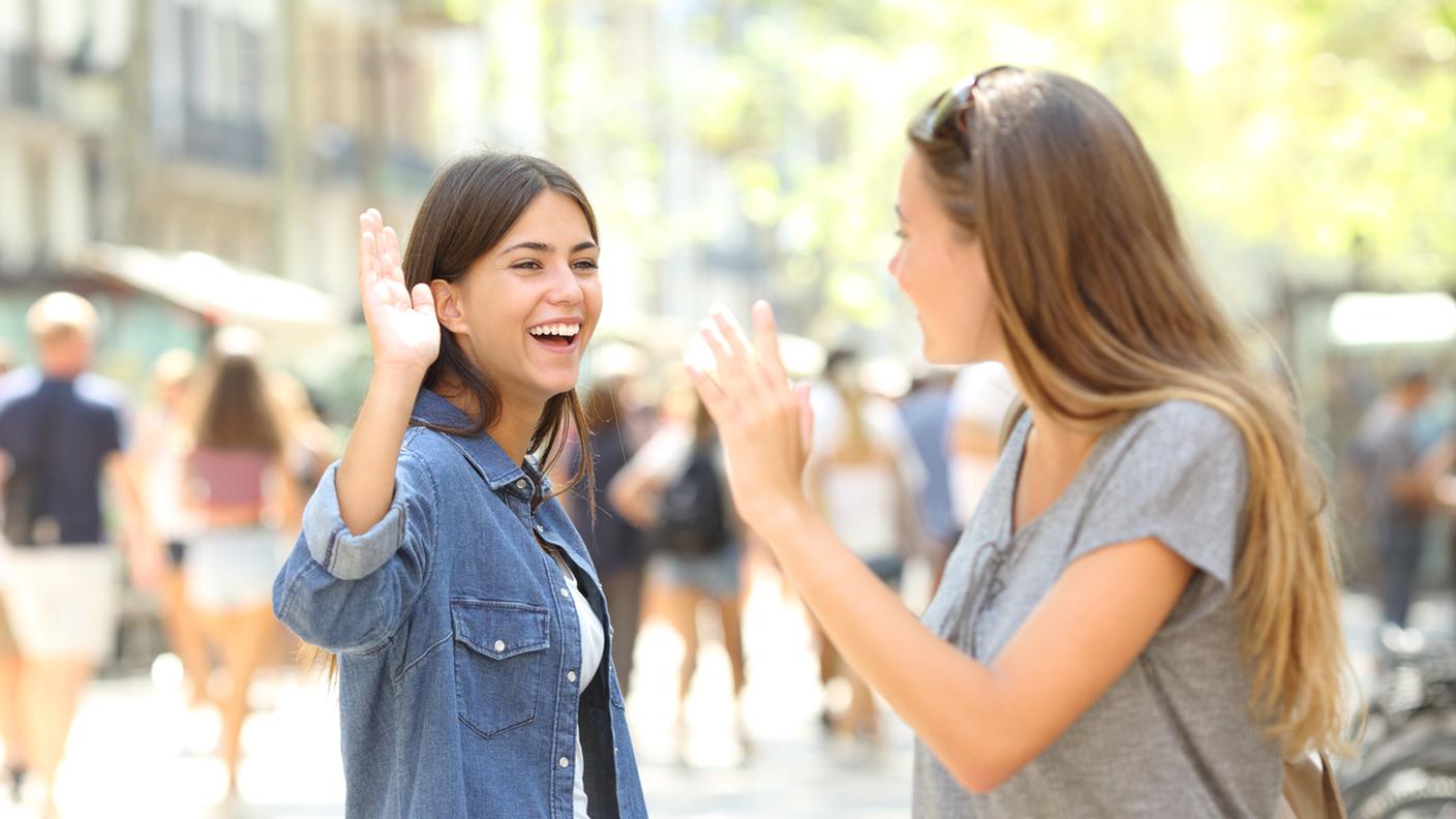 saluto tra amiche, forma di cortesia