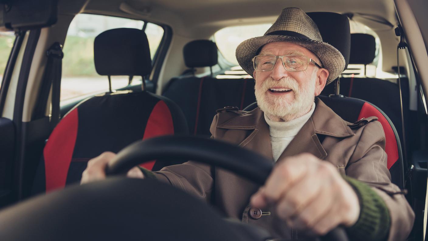 anziano alla guida auto, guidare, volante