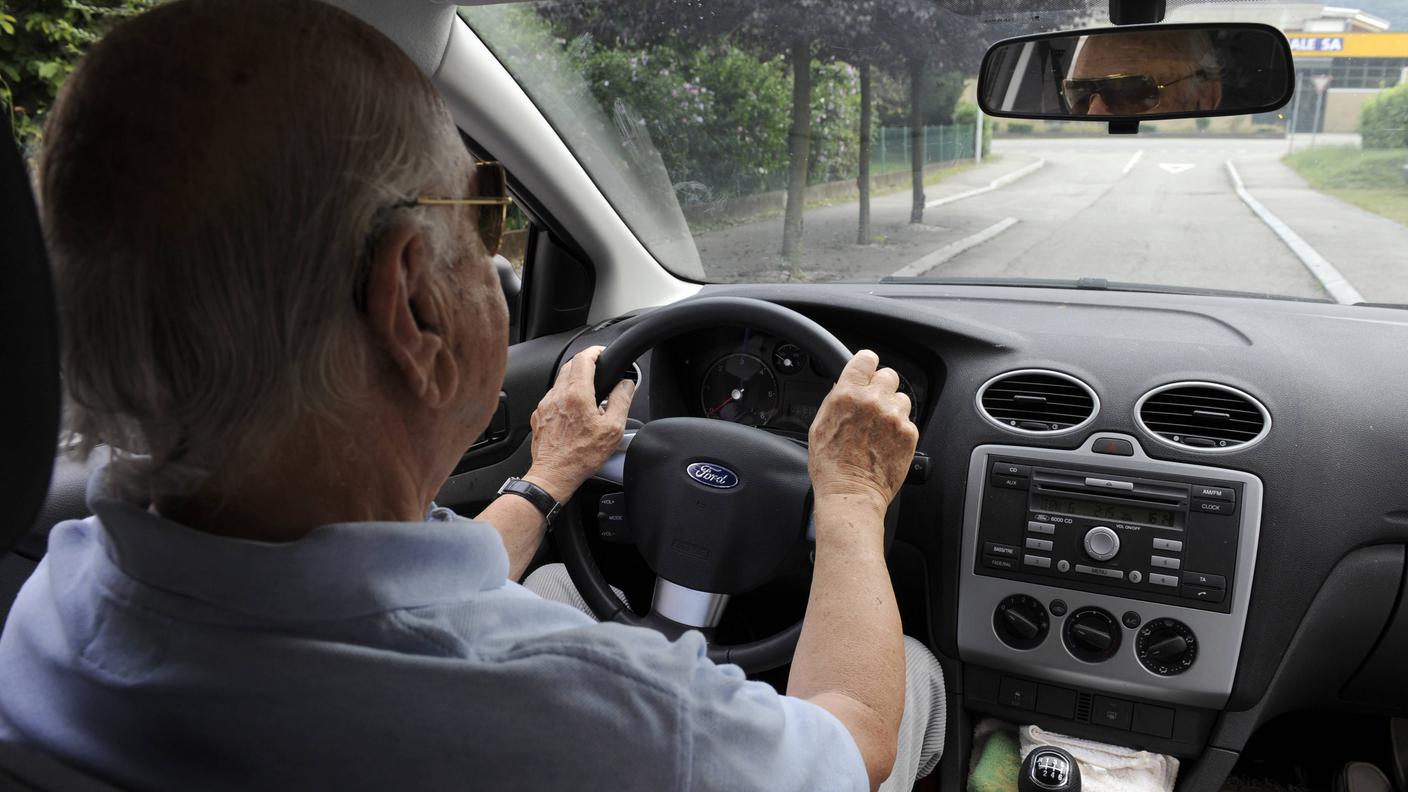 anziano alla guida auto, guidare, volante