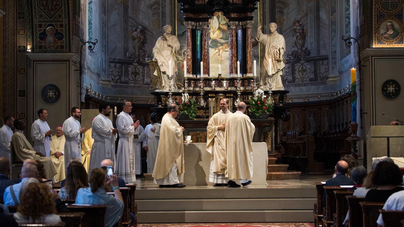 Cerimonia di ordinazione presbiteriale di don Mattia Poropat, presieduta dal Vescovo Valerio Lazzeri nella Cattedrale di San Lorenz