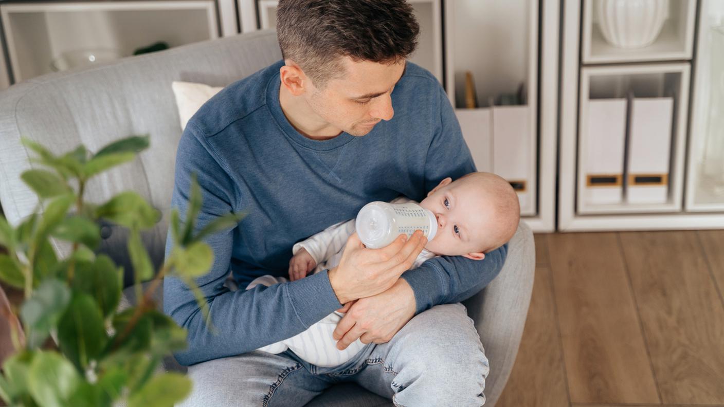 papà mangiare neonato, biberon