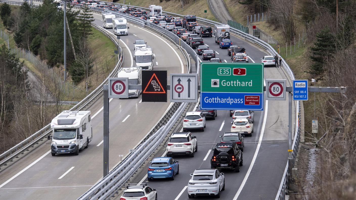 In coda per attraversare il tunnel autostradale del San Gottardo