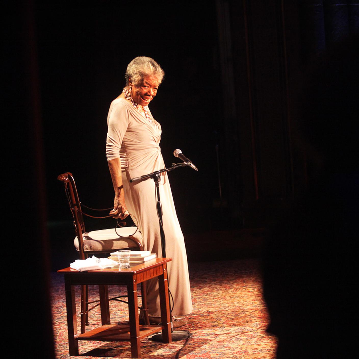 La leggendaria poetessa Maya Angelou all'Historic Elsinore Theatre di Salem, Massachussets