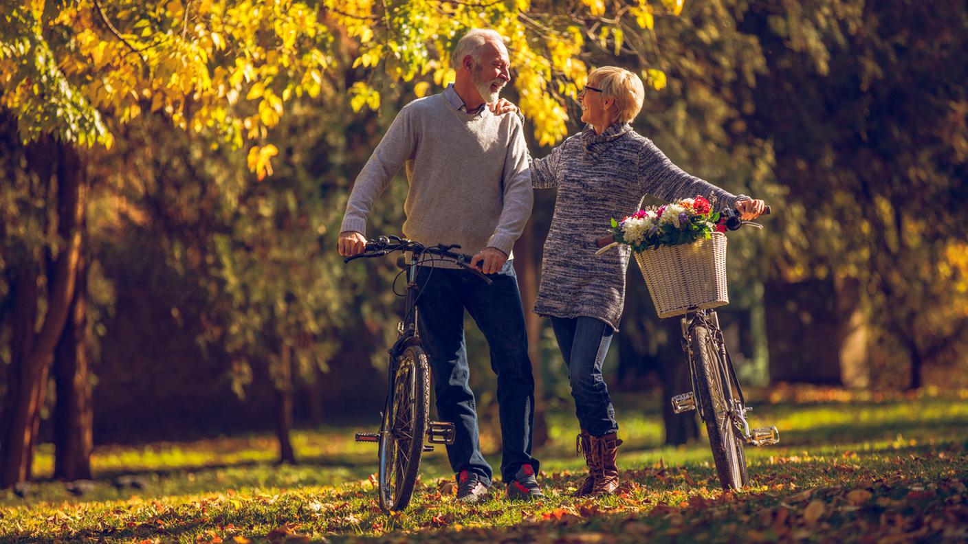 Pensionati, anziani, senior, bicicletta, parco, bosco