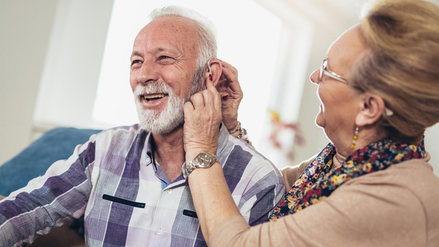 Anziano debole di udito