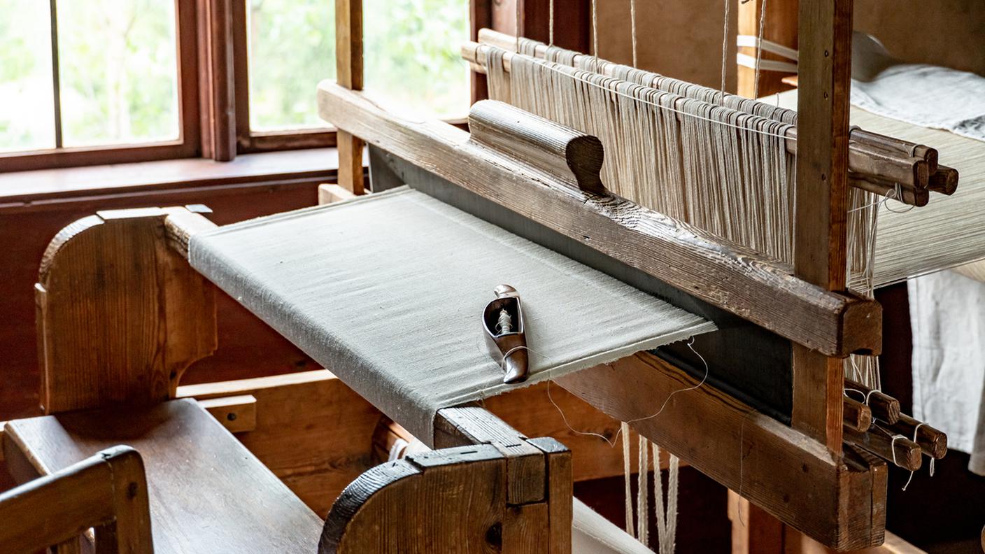 Macchina per la tessitura da cucire con telaio in legno antico
