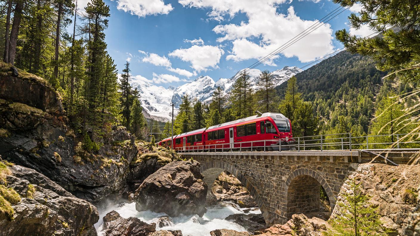 Un treno della Ferrovia retica in Alta Engadina