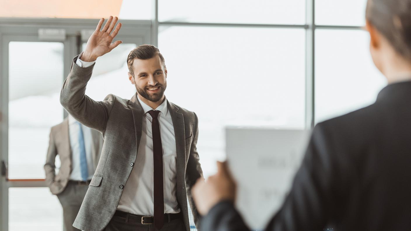 colleghi di lavoro che si salutano