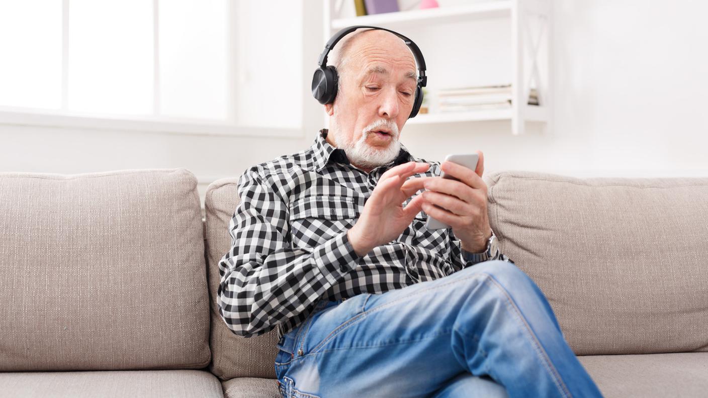 Anziano con smartphone, app
