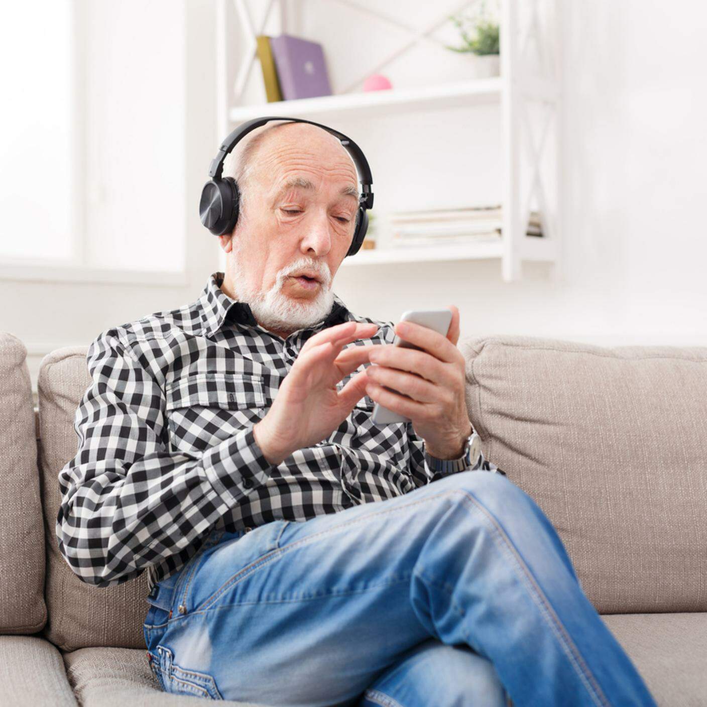 Anziano con smartphone, app