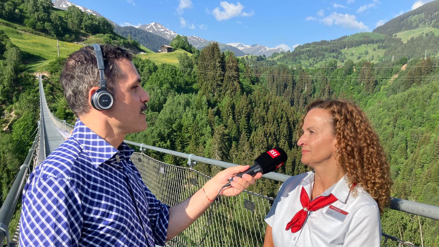 Davide Gagliardi con Romana Costa, capoprogetto Les Autres. Die Anderen. Gli Altri. Ils Auters – Le tour de Suisse