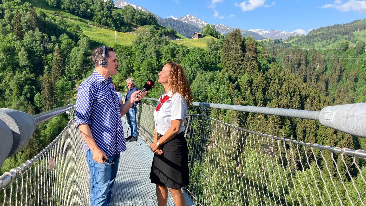 Davide Gagliardi con Romana Costa, capoprogetto Les Autres. Die Anderen. Gli Altri. Ils Auters – Le tour de Suisse