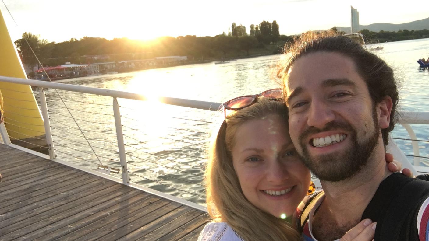 Con Veronika, tramonto visto dal Danubio in estate.jpg