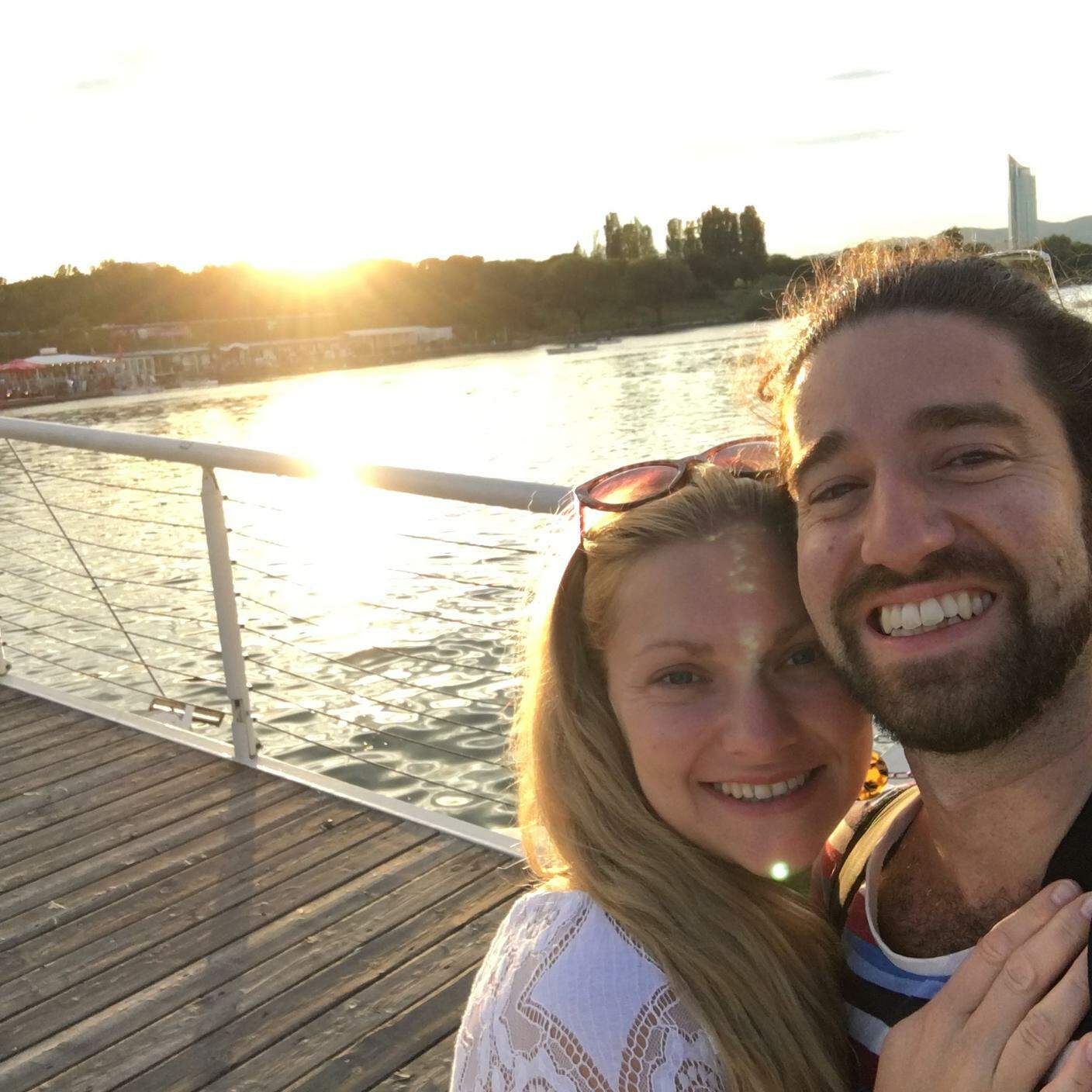 Con Veronika, tramonto visto dal Danubio in estate.jpg