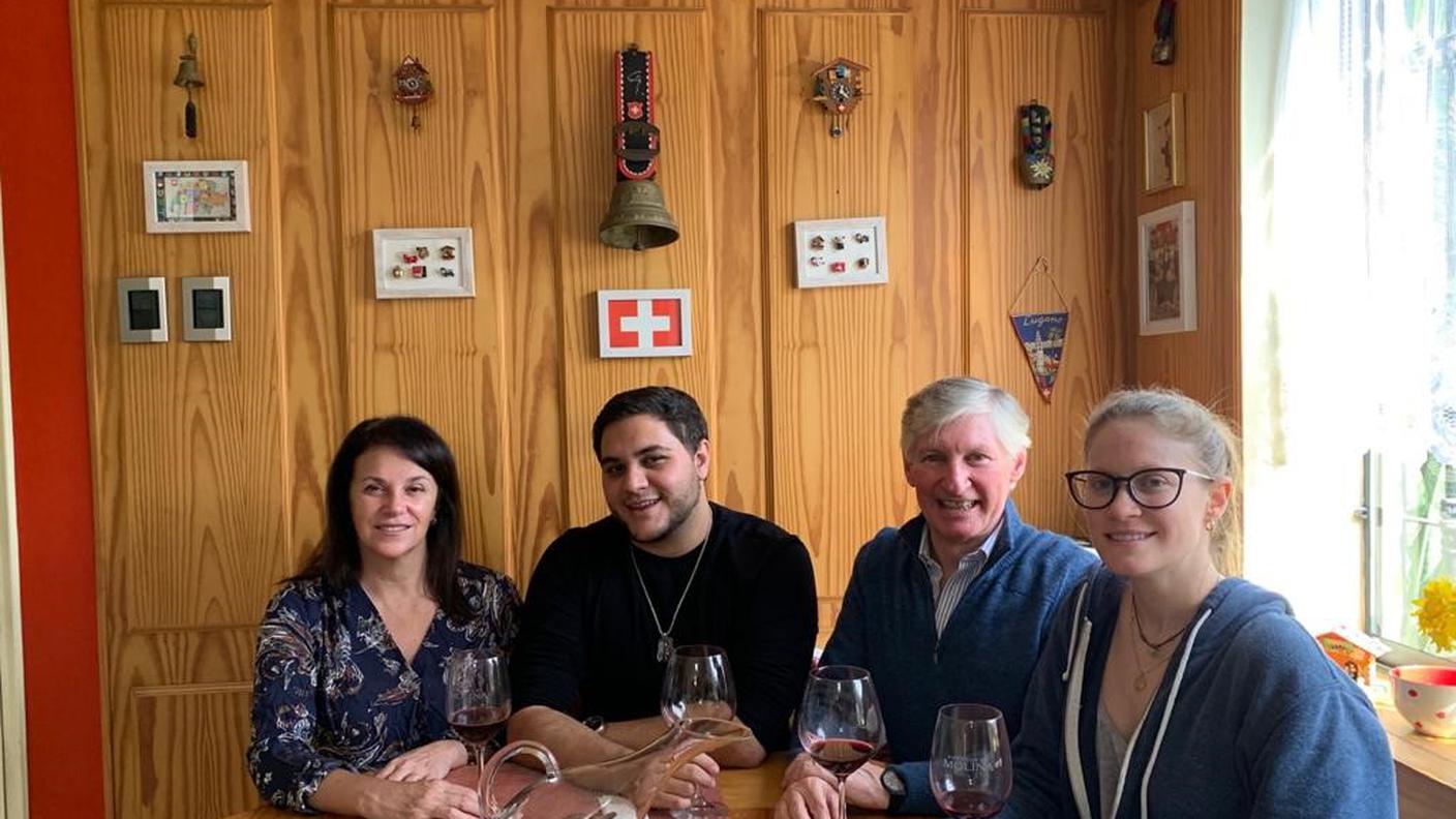 Felipe con la sua famiglia, la moglie Jessica i figli Dafne e Mathias