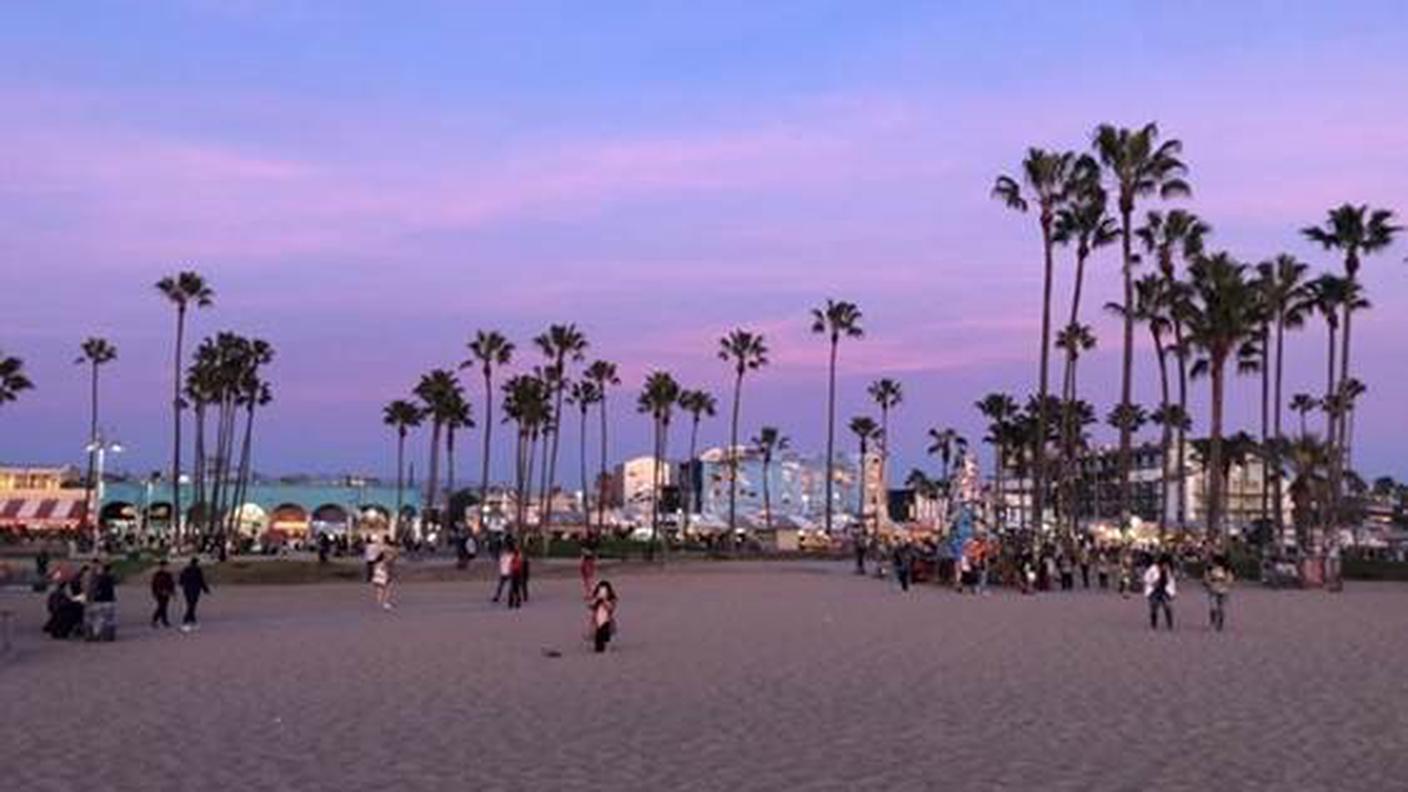 Un tramonto invernale a Venice Beach, LA