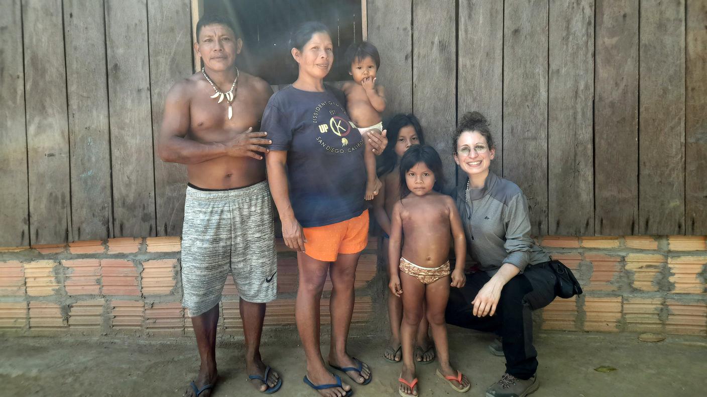 Valentina D'Annunzio con la comunita╠Ç Tuyuka in Amazonia, Brasile