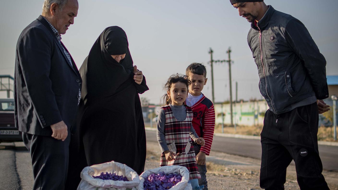 Venditore di zafferano sul ciglio della strada nel nord dell'Iran