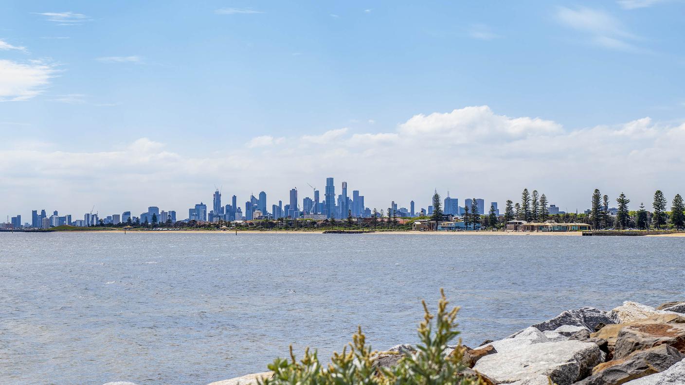 Vista su Melbourne dal litorale a St Kilda