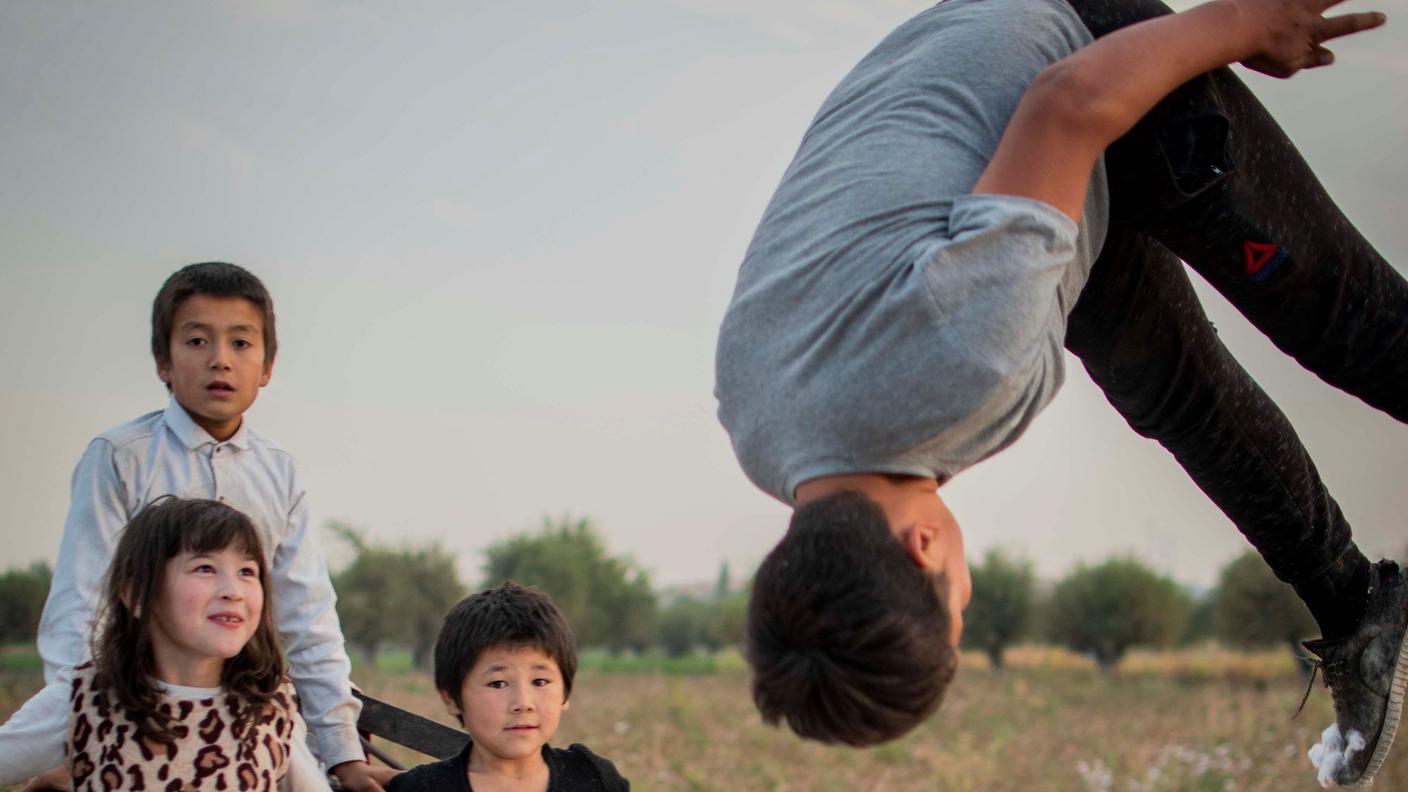 Bambini giocano tra i campi di cotone in Tagikistan