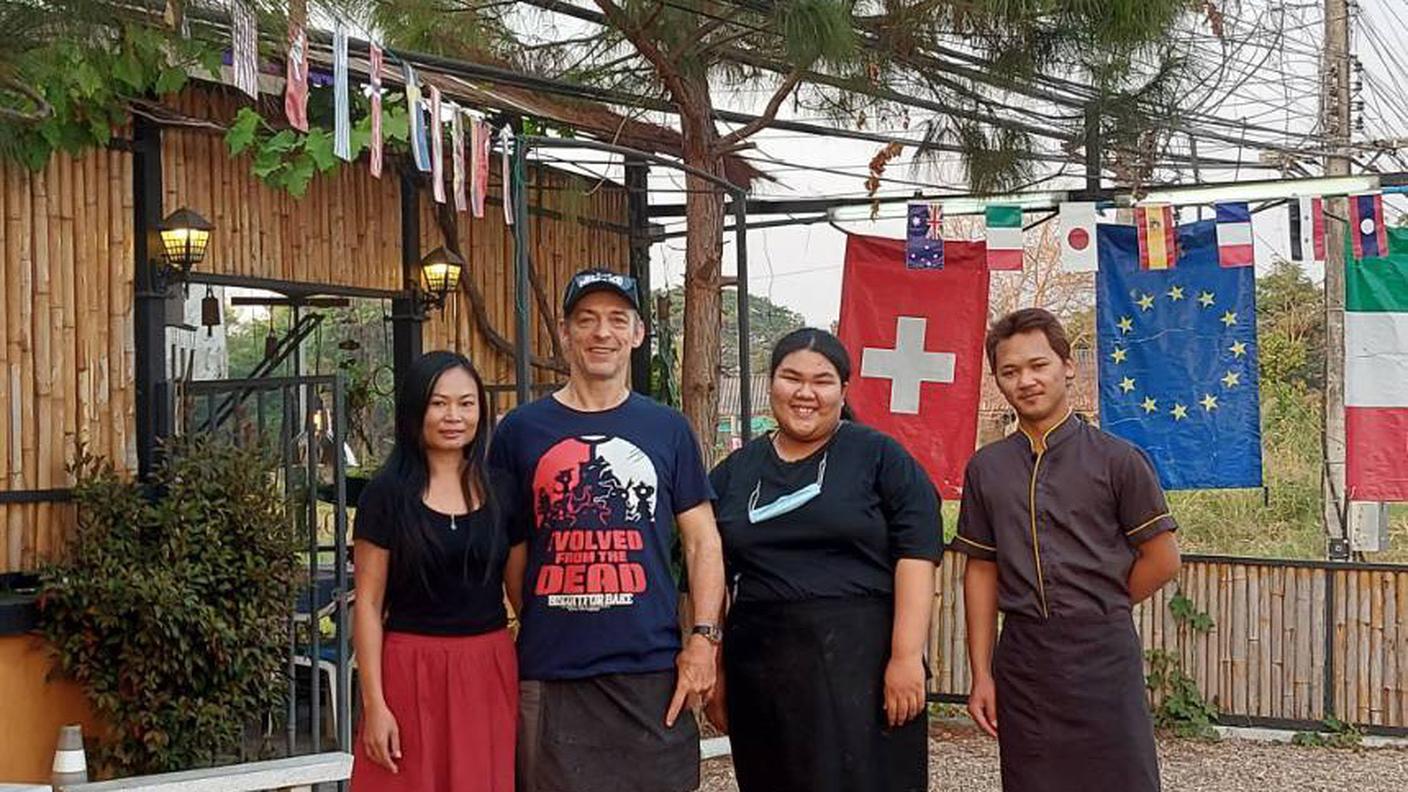 Roberto in compagnia del suo staff al ristorante ticinese Locanda Doi Saket.jpg