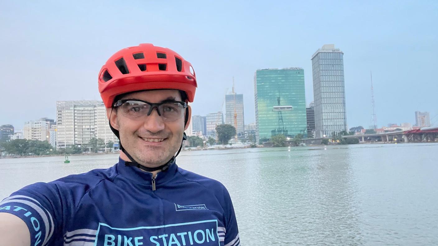 Claudius Rüegsegger in bicicletta nel centro città