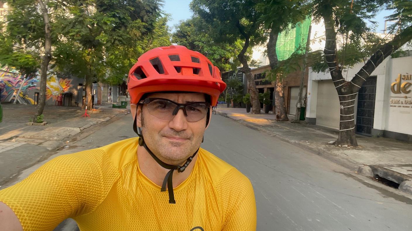 Claudius Rüegsegger in bicicletta nel centro città